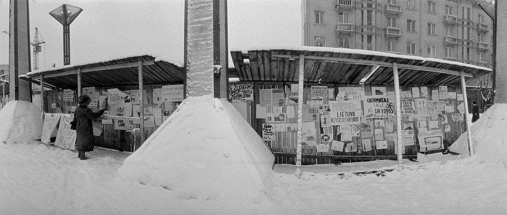Vaikų piešiniai ir plakatai prie Aukščiausios Tarybos. 1991.02.14. Fot. Aloyzas Petrašiūnas
