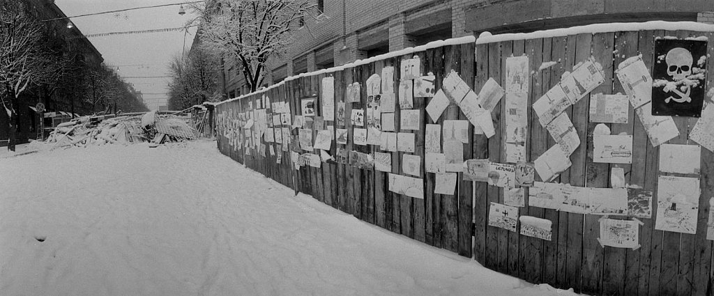 Vaikų piešiniai ir plakatai ant tvoros Gedimino prospekte. 1991.02.14. Fot. Aloyzas Petrašiūnas