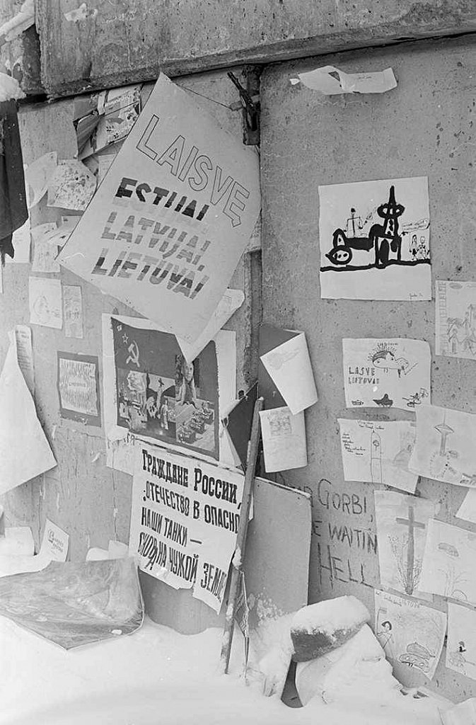Plakatai ir vaikų piešiniai ant barikadų prie Aukščiausios Tarybos. 1991.02.14. Fot. Aloyzas Petrašiūnas