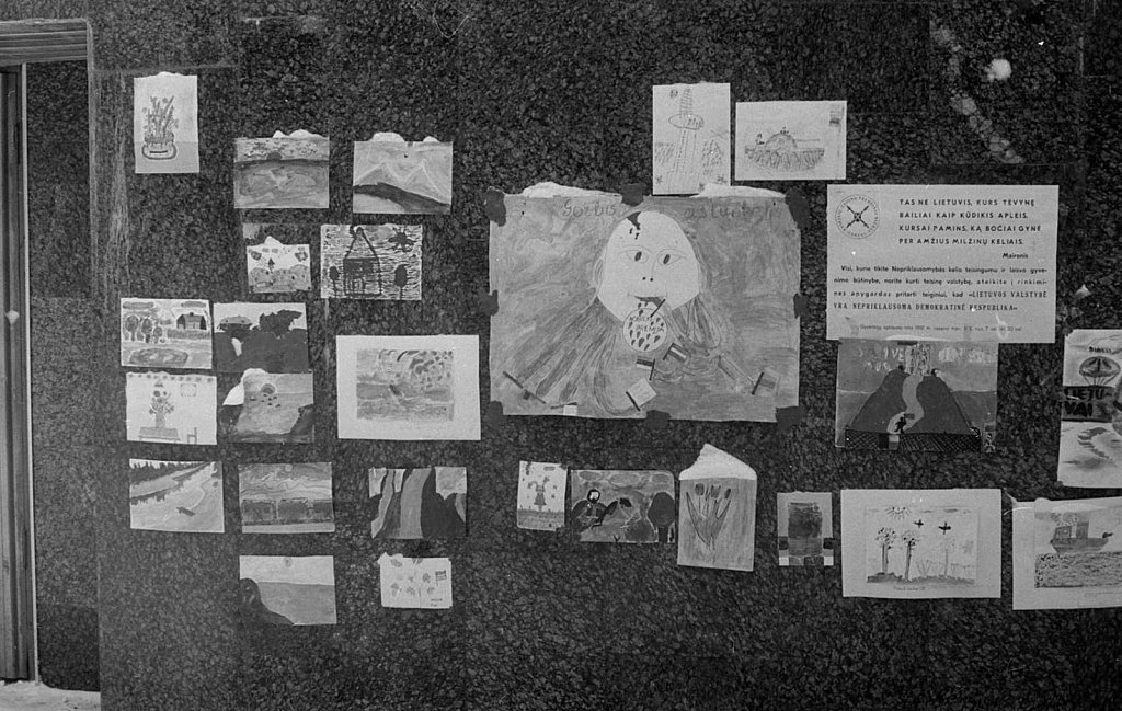 Vaikų piešiniai prie Aukščiausios Tarybos. 1991.02.13. Fot. Aloyzas Petrašiūnas