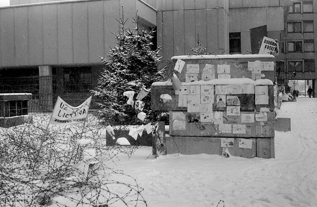 Vaikų piešiniai ant barikadų prie Aukščiausios Tarybos. 1991.02.13. Fot. Aloyzas Petrašiūnas