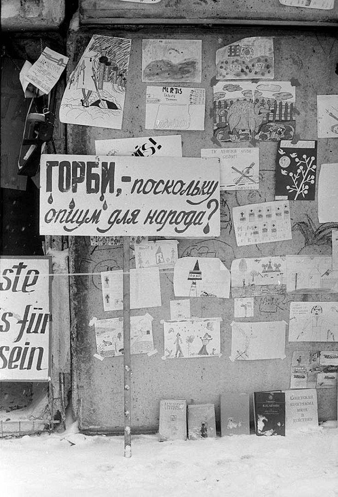 Plakatai ir vaikų piešiniai ant barikadų prie Aukščiausios Tarybos. 1991.02.13. Fot. Aloyzas Petrašiūnas
