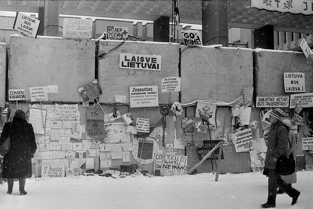 Plakatai ir vaikų piešiniai ant barikadų prie Aukščiausios Tarybos. 1991.02.13. Fot. Aloyzas Petrašiūnas