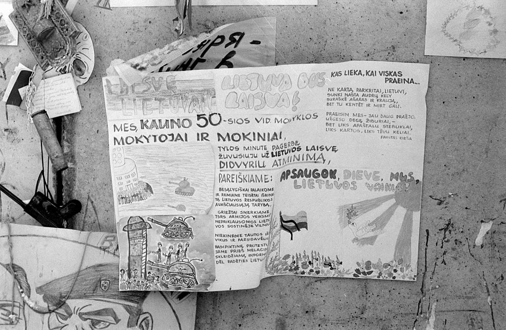 Vaikų piešiniai ant barikadų prie Aukščiausios Tarybos. 1991.02.13. Fot. Aloyzas Petrašiūnas