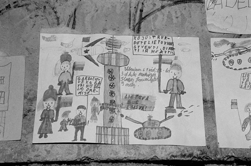 Vaikų piešiniai ant barikadų prie Aukščiausios Tarybos. 1991 sausis. Fot Raimondas Urbakavičius