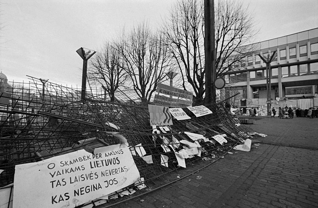 Barikados prie Aukščiausios Tarybos. 1991 sausis. Fot Raimondas Urbakavičius