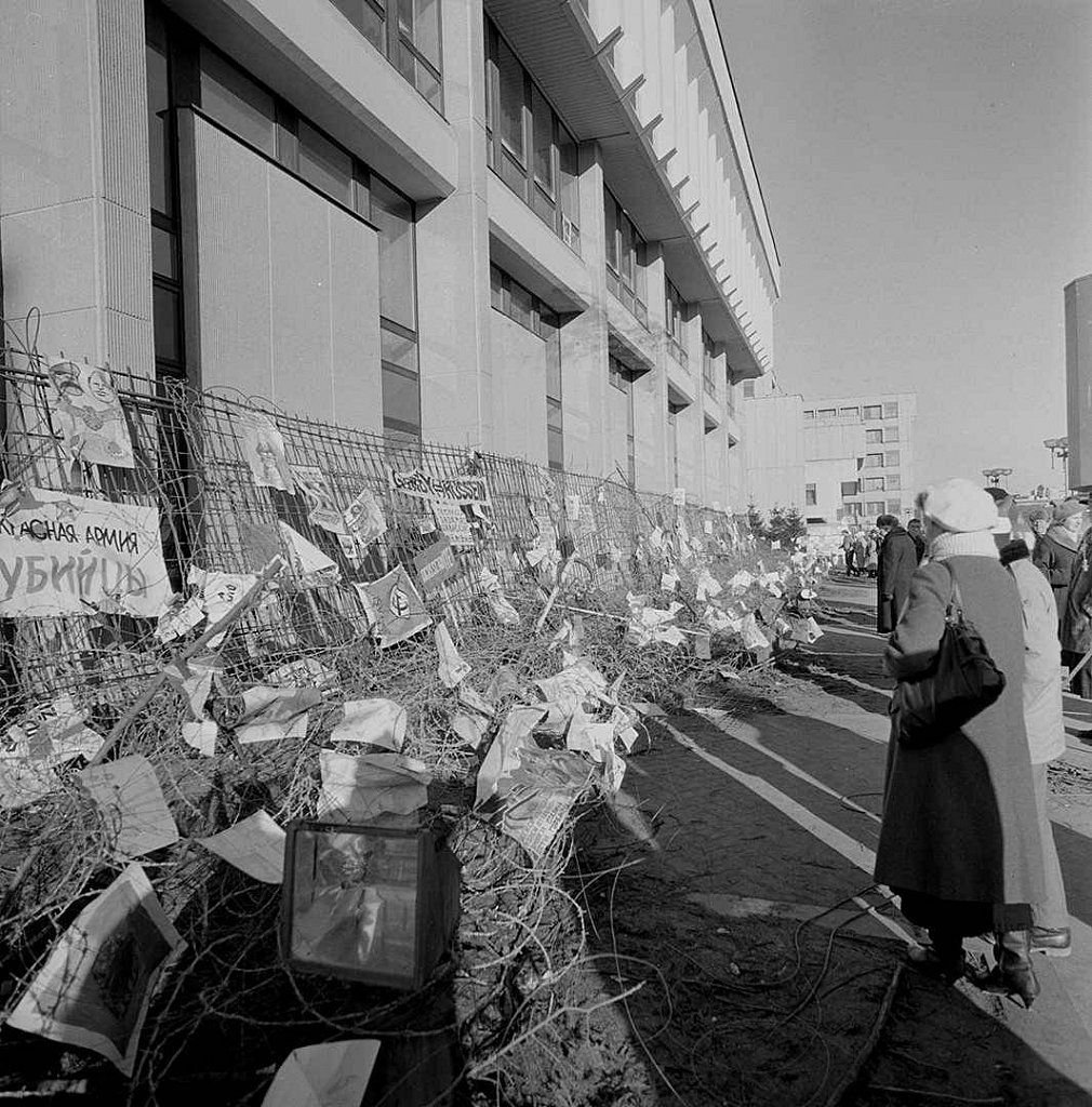 Piešiniai ir plakatai ant barikadų prie Aukščiausios Tarybos. 1991.01.27. Fot. Marijonas Baranauskas