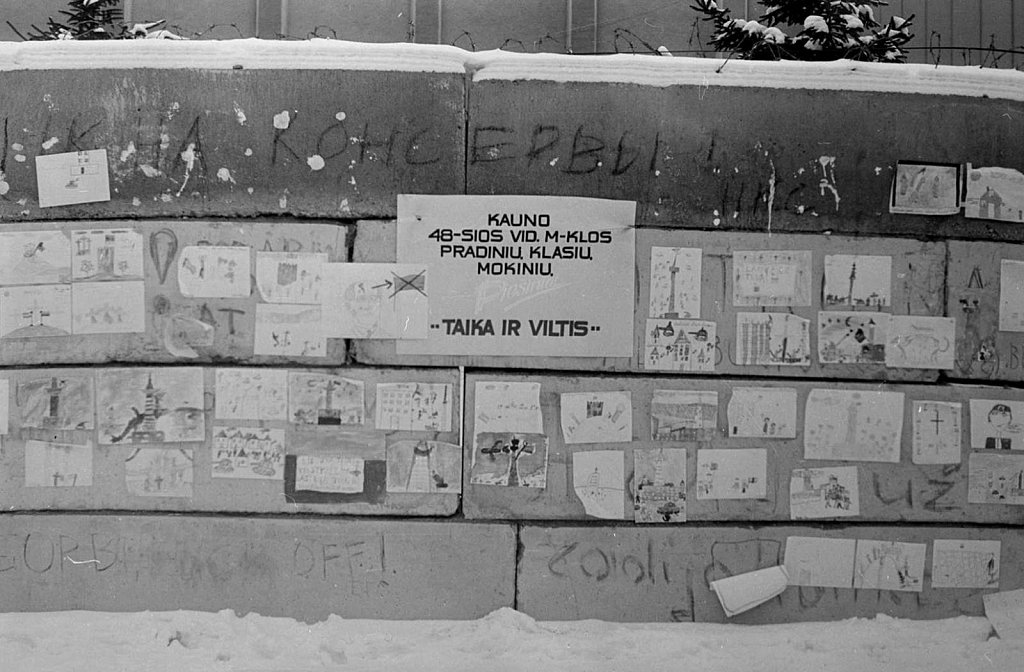 Kauno 48-osios vidurinės mokyklos pradinių klasių mokinių piešiniai ant barikadų prie Aukščiausios Tarybos. 1991.02.17. Fotografas nežinomas