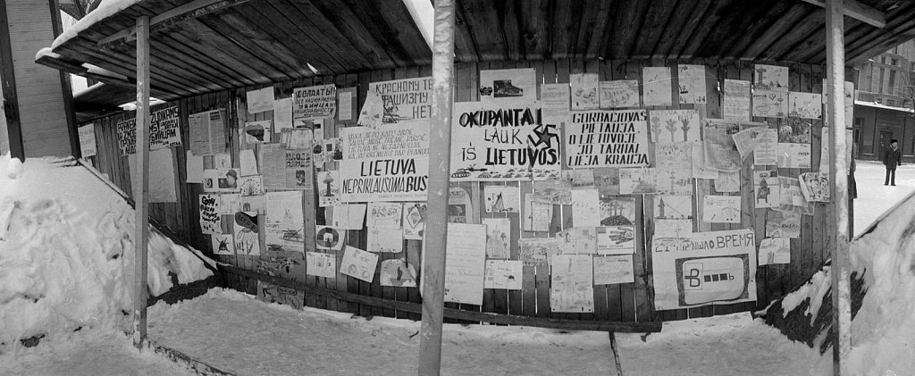Vaikų piešiniai ir plakatai ant tvoros Gedimino prospekte. 1991.02.17. Fot. Aloyzas Petrašiūnas