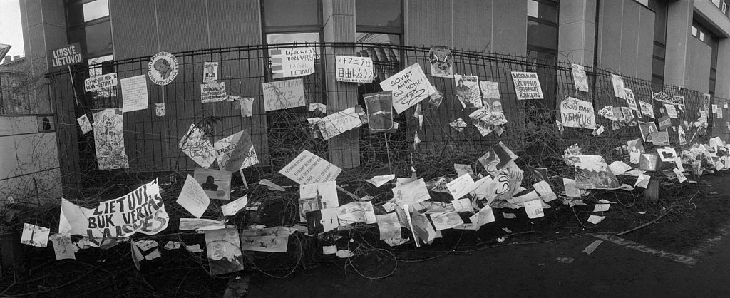 Vaikų piešiniai ir plakatai ant barikadų prie Aukščiausios Tarybos. 1991.01.24. Fot. Aloyzas Petrašiūnas 
