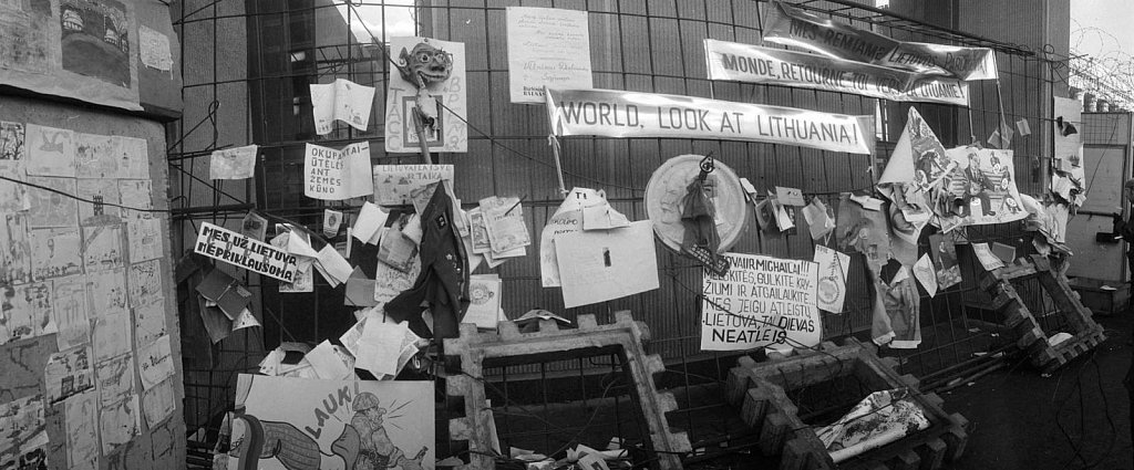 Vaikų piešiniai ir plakatai ant barikadų prie Aukščiausios Tarybos. 1991.01.24. Fot. Aloyzas Petrašiūnas 